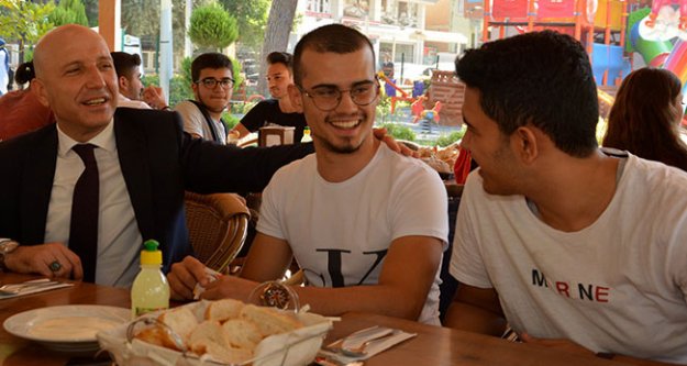 PAÜ Sarayköy Meslek Yüksekokulu'na yerleşen öğrenciler belediyenin yemeğinde bir araya geldi