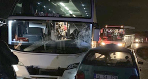 Tur otobüsü otomobille çarpıştı: 5 kişi yaralandı