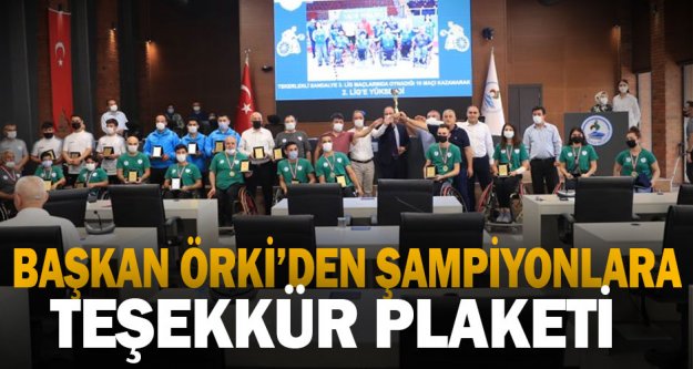 Başkan Örki'den şampiyonlara teşekkür plaketi