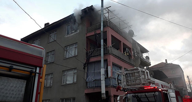 Evde yangın çıktı, 2 kişi dumandan etkilendi