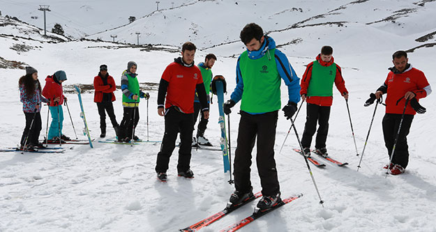 Gençler kayak öğreniyor