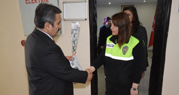 Müdür Demir'den kadın polislere övgü