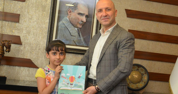 9 yaşında yazar oldu, ilk kitabını başkana hediye etti