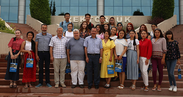 Kazak öğrenciler Türkçe öğrenmeye geldi