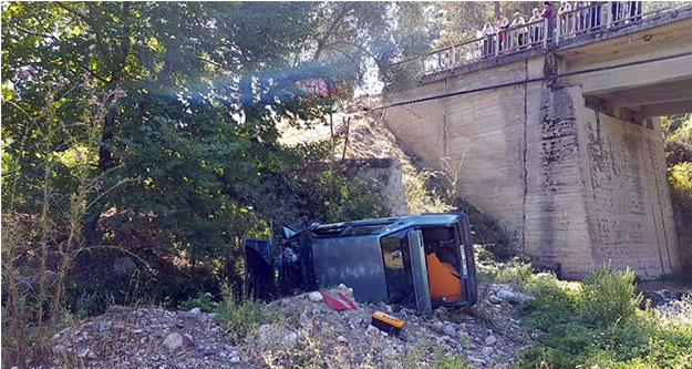 Çameli'de otomobil köprüden uçtu sürücü yaralandı