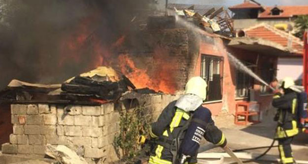 Fatih'teki yangın eve sıçramadan söndürüldü