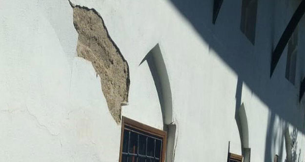 Restore edilen caminin duvarındaki sıva döküldü