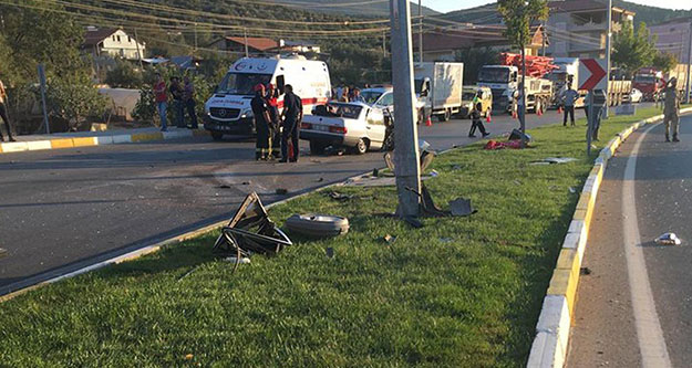 Otomobil direğe çarptı: 1 ölü, 2'si çocuk 4 yaralı