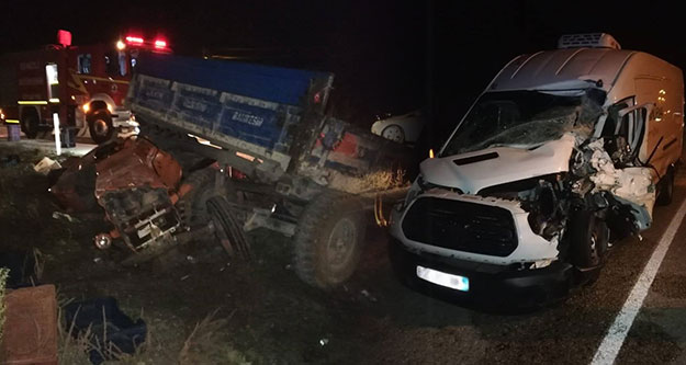 Çameli'de traktör ile minibüs çarpıştı: 2 yaralı