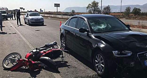 Motosiklet ve otomobil çarpıştı, motosiklet sürücüsü kurtarılamadı