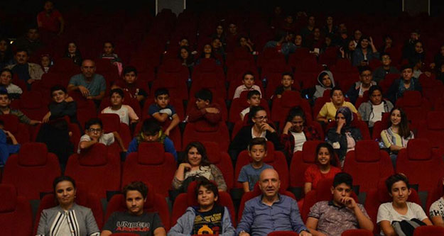 Sarayköy'de sinema salonu hizmete girdi