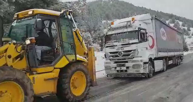 Kardan yolda kalan tırı belediye ekipleri kurtardı