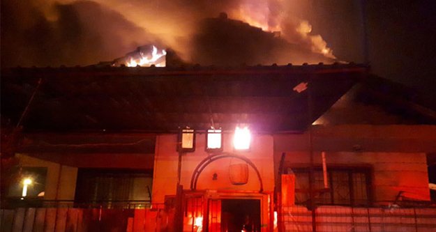 Çatı katındaki yangında 3 çocuk dumandan etkilendi