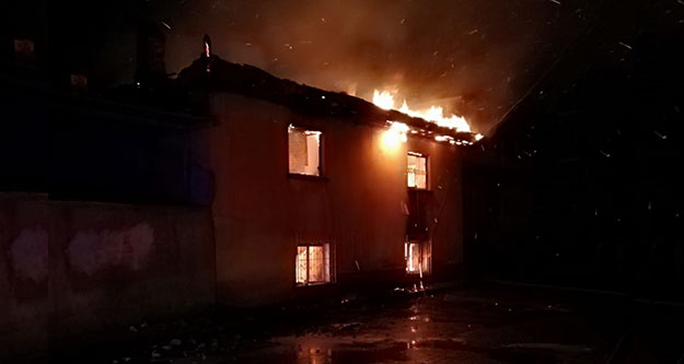 Sarayköy'de 2 katlı ev alev yandı