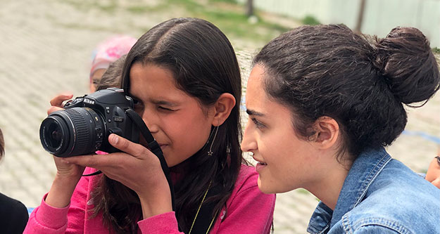 Köy Okulunda fotoğraf eğitimi