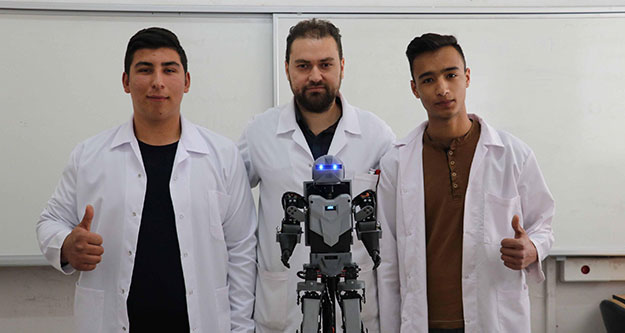 Lise öğrencileri insansı robot tasarladı