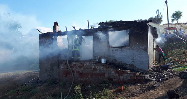 Fabrika işçisinin evi yangında kül oldu