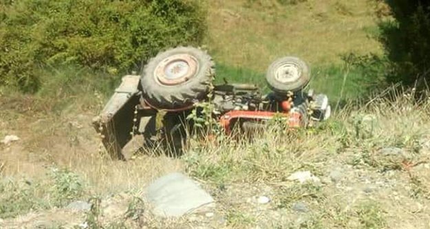 Devrilen traktörün altında kalan sürücü, kurtarılamadı