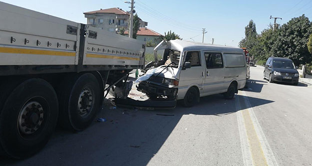 Park halindeki TIR'a çarpan panelvan minibüsteki 7 kişi yaralandı