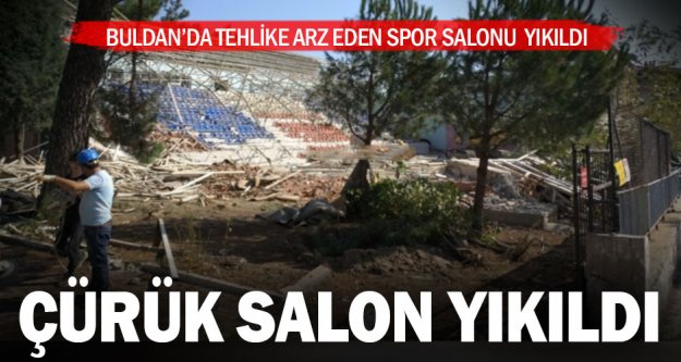 Buldan'da çürük olduğu için kullanılmayan spor salonu yıkıldı