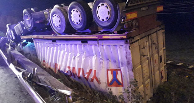 Aydın'da devrilen kamyonun Denizlili şoförü yaralandı