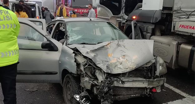 Sarayköy'de zincirleme trafik kazası: 3 yaralı