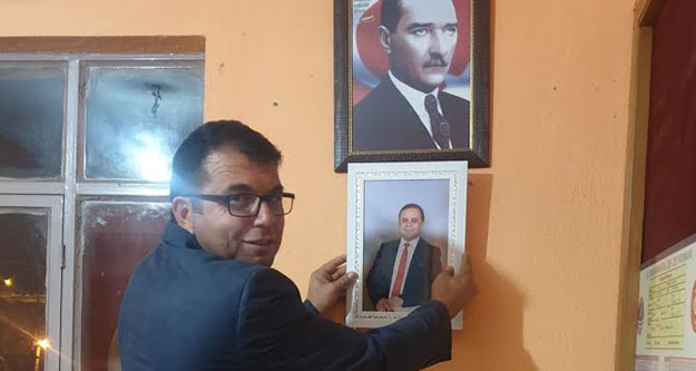 CİMER'e şikayet edilen muhtar afişi kaldırdı, başkanın fotoğrafını astı
