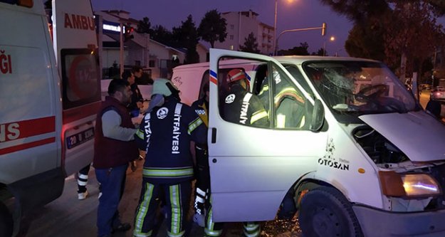 Kamyonet ve minibüs çarpıştı:  2 kişi yaralandı
