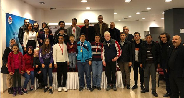 Görme engelli satranç şampiyonları