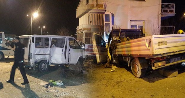 Kaza yapan kamyonet, eve çarparak alev aldı: 4 yaralı