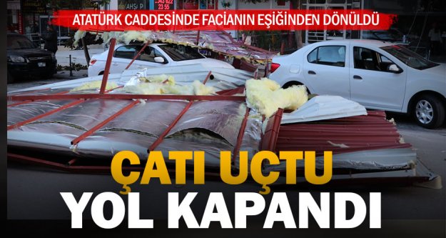 Atatürk Caddesinde çatı 5 aracın üzerine uçtu