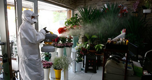 Büyükşehir işyerlerini dezenfekte ediyor